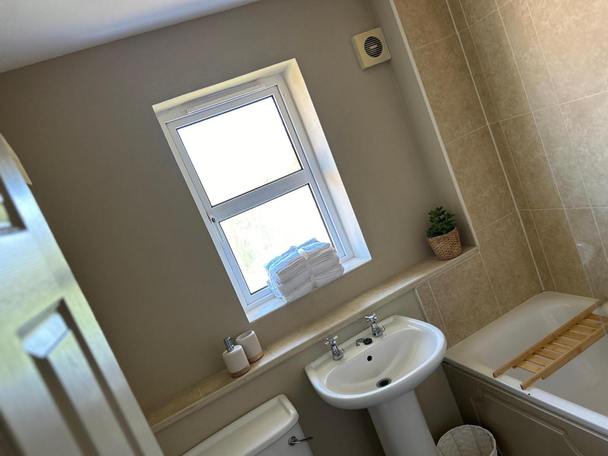 Belfast - Relax & Unwind In Our Skyline Retreat - 3 Bedroom Apartment With Parking Dış mekan fotoğraf